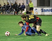 Gossaus Captain Daniel Bruggmann im Zweikampf mit Flavio Peter vom FC Wettswil-Bonstetten. (Bild: Podo Gessner (Gossau, 26. März 2019))