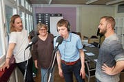 Marianne Hurschler und Kevin Schaumlechner (Mitte) mit ihren Coaches Matthias Büeler (links) von Radio 3fach und Talin Canova (rechts). (Bild: Marion Wannemacher (Stans, 16. April 2019))