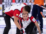 Peter De Cruz bei der Steinabgabe, assistiert von Valentin Tanner (Bild: KEYSTONE/AP The Canadian Press/PAUL CHIASSON)