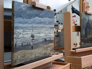 Die Gemälde «Strand von Scheveningen» aus dem Jahr 1882 und «Die Kirche von Nuenen mit Kirchgängern» von 1884/85 kehren am Mittwoch nach aufwendiger Restaurierung in das Van-Gogh-Museum zurück. (Bild: KEYSTONE/AP/PETER DEJONG)