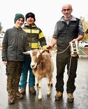 Die neugewählte Miss Grabs Conny ist der ganze Stolz von Bruno Hagman und seinen Söhnen Thomas und Josua (von rechts).Bild: Heidy Beyeler