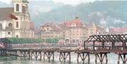 In der Nacht vom 18. August 1993 brannte beinahe die komplette Kapellbrücke nieder. Bild: Str/Keystone (Luzern)