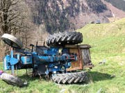 Der Hergang des Unfalls, bei dem der Traktorfahrer starb, ist noch unklar und wird untersucht. (Bild: Kapo GL)