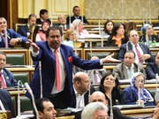 In Ägypten beschloss eine Zwei-Drittel-Mehrheit der 596 Abgeordneten am Dienstag Verfassungsänderungen, die die Amtszeit von Staatschef Al-Sisi bis 2030 verlängern. (Bild: KEYSTONE/EPA/KHALED MASHAAL)