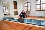 Pierre-Philippe Hofmann mit einigen seiner 72 Monitoren, die einen Blick auf die Schweiz ermöglichen. Bild: Romano Cuonz (Sachseln, 14. April 2019)