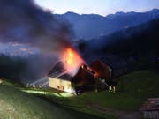Am Dienstagmorgen ist in Grabserberg (SG) ein unbewohntes Einfamilienhaus in Brand geraten. Der Sachschaden beträgt mehrere hunderttausend Franken. (St. Galler Kantonspolizei) (Bild: St. Galler Kantonspolizei)