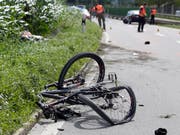 Der Verunfallte trug laut Angaben der Polizei keinen Helm. (Bild: KEYSTONE/ARNO BALZARINI)