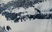 Eine grosse Zuschauermenge verfolgt das Auftaktspringen bei der Säntisschanze am 25. Januar in Unterwasser, im Bild der Schwede Gunnar Höök. (Bilder: PD)