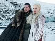 Die Schauspieler Kit Harington (als Jon Snow) und Emilia Clarke (Daenerys Targaryen) in einer Szene aus der ersten Folge der letzten Staffel der HBO-Hitserie «Game of Thrones». (Bild: KEYSTONE/AP HBO)