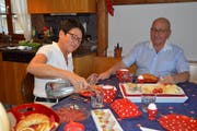 Yvonne und Franz Dähler sitzen für einmal selber am Frühstückstisch, der an anderen Tagen für ihre Gäste reserviert ist. (Bild: Zita Meienhofer)