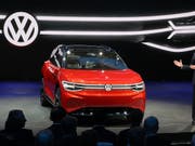 VW stellt an der Automesse in Shanghai einen E-SUV vor. Der deutsche Autokonzern investiert laut einer Studie am meisten Geld in Forschung und Entwicklung. (Bild: KEYSTONE/AP/NG HAN GUAN)