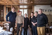 Christian Longatti (links) mit seinen Mitarbeiterinnen und Mitarbeitern in den Räumlichkeiten des Restaurant Hotel Hammer. (Bild Pius Amrein, 1. April 2019)
