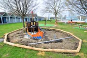 Ein Teil des künftigen neuen Spielplatzes in der Badi mit Sandkasten und Schiff. (Bild: Max Eichenberger)