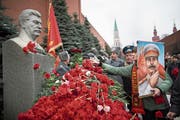Stalins Grab an der Kremlmauer in Moskau. (A. Zemlianichenko/AP)
