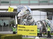Greenpeace protestiert mit einem Plastik-Drachen bei Nestlé gegen Einwegplastik. (Bild: Keystone/LAURENT GILLIERON)