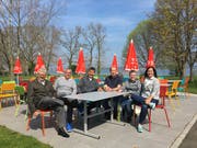 Jürg Schlatter, Urs Oberhänsli, Ruedi Wolfender und Kurt Kasper von der Genossenschaft Schwimmbad Hörnli sowie Nelly Bolliger und Heike Burgermeister vom Gastro-Team warten auf die neue Badi-Saison. (Bild: Urs Brüschweiler)