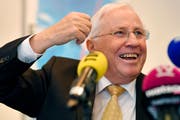 Gut gelaunt: Alt Bundesrat Christoph Blocher steht den Medien Red und Antwort. Bild: Walter Bieri/Keystone (Zürich, 16. April 2019)