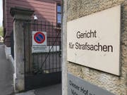 Die beiden Angeklagten wurden mit Fussfesseln und von bewaffneten Polizeiangehörigen begleitet ins Strafgericht gebracht. Die fünfköpfige Kammer wird ihr Urteil voraussichtlich am Donnerstag bekanntgeben. (Bild: Roger Lange, Keystone-SDA)