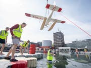 Das Wasserflugzeug Cessna 185 wird im Verkehrshaus der Schweiz in Luzern in einen Pool gehievt, dies anlässlich der Eröffnung des zweiten Teils der Ausstellung «Die Schweiz fliegt!» (Bild: KEYSTONE/URS FLUEELER)