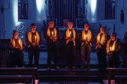 Die Männerscola des Kirchenchors Cantus Giswil im Altarraum der Pfarrkirche St. Anton, Grossteil. (Bild: Izedin Arnautovic (10. April 2019))