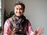 Sagar Shiriskar besucht zurzeit Lichtensteig. Der Inder lacht viel und spricht animiert über seine fotografischen Werke. An der Vernissage vom 18. April im Rathaus für Kultur in Lichtensteig wird er für die Besucher indisches Essen kochen. (Bild: Sascha Erni)