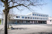 Blick auf den Ersatzneubau, der sich an den bestehenden Schulhaustrakt anschmiegt (links, leicht abgesetzt).