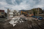 Das Gebäude bei der Migros Bruggen macht einer neuen Überbauung Platz. (Bild: Benjamin Manser)