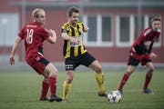 Die Fussballer des FC Sins (rote Dresses) hoffen auf mehr Plätze. (Bild: Pius Amrein, Sins, 20. Oktober 2018)