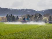 Das Bundesverwaltungsgericht hat die Zulassung für über ein Dutzend Pestizide aufgehoben. (Symbolfoto) (Bild: KEYSTONE/GAETAN BALLY)