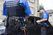 Grenzwächter kontrollieren die Papiere eines Fahrers. (Bild: Keystone)