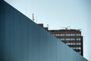 Das Hauptgebäude des Luzerner Kantonsspitals mit Rega-Helikopter auf dem Dach. (Bild: Pius Amrein, Luzern, 18. Februar 2019)