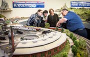 In Kürze wird das Jubiläum 150 Jahre Seelinie und Trajektverkehr am Bodensee gefeiert. Ursula Steinhauser, Leiterin Seemuseum Kreuzlingen, Stadträtin Dorena Raggenbass, Christine Graeser von Kreuzlingen Tourismus und Michael Giesser, Präsident des Modelleisenbahnclubs Kreuzlingen, informierten über die Feierlichkeiten. Giesser zeigt das Modell des «Churchill Pfeils». (Bild: Reto Martin)