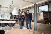 Köchin Denise Huber und Betreiber Yavuz Tunakan im Eventlokal Magazin. (Bild: Manuela Jans-Koch, Emmen, 17. April 2019)