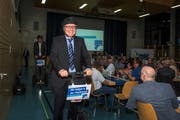 Die Kandidaten zogen am Mittwochabend auf Segways «mit Vollgas in den Wahlkampf», zu sehen ist hier Martin Huber. (Bild: Dominik Wunderli, Rickenbach, 17. April 2019)