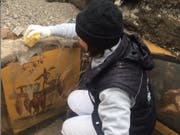 Eine Archäologin legt Fresken frei, welche die Theke eines Thermopoliums - eines Strassenimbisses - in Pompeji verzieren. Die zerfallene Stätte ist zwar saniert worden, aber ein Drittel der Stadt ist noch nicht freigelegt. (Instagram Massimo Osanna) (Bild: Instagram Massimo Osanna)