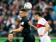 Luka Jovic (links) im Kopfballduell mit Ozan Kabak vom VfB Stuttgart (Bild: KEYSTONE/EPA/RONALD WITTEK)