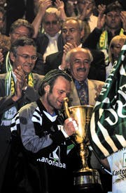 Torhüter Jörg Stiel mit dem Meisterpokal in den Händen, nach dem Finalrundenspiel St.Gallen - Grasshoppers am Mittwoch, 7. Juni 2000. Im Hintergrund der damalige FCSG-Präsident Thomas Müller und Regierungsrat Walter Kägi. (Bild: Michel Canonica)