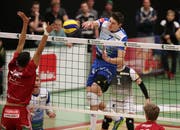 Matevz Kamnik (im blauen Trikot) versucht sich im NLA-Qualifikationsspiel gegen Lausanne mit einem Smash. Bild: Mario Gaccioli