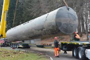 Millimeterarbeit: Immer wieder überprüfen die Arbeiter, wo der rund 21 Meter lange Stahltank auf dem Sattelschlepper zu liegen kommt. (Bild: Alessia Pagani)