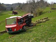 Ein 52-jähriger Landwirt kam beim Unfall mit dem Motorkarren ums Leben. Was genau geschah, wird von der Polizei untersucht. (Bild: Kapo GR)