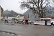 Die Marktstände auf dem Bräkerplatz in Wattwil sind jeden Donnerstag aufgebaut. (Bild: Sabine Camedda)