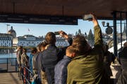 Besucher fotografieren die Meilihalle an der Wiedereröffnung. Bild: Dominik Wunderli (Luzern, 17. April 2019)