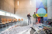 Die Künstlerin Vera Staub mit ihrem «Biblion» aus Textilgarn im Innern der Kirche.