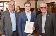Lucas Züger (Mitte) darf den Förderpreis für den besten Lehrabschluss im Rheintal von Rotary-Rheintal-Präsident Helmut Binder (r.) und Lothar Ritter, Verantwortlicher Berufsdienst im Rotary Club Rheintal, entgegennehmen. (Bild: Ralph Dietsche)