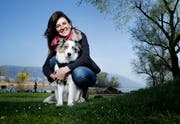 Im Brüggli spannt sie gerne aus: Nathaje mit ihrem Hund Letzi. (Bild: Stefan Kaiser, Zug, 15. April 2019)