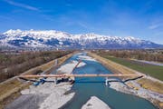 Weil er wegen der neuen Langsamverkehrsbrücke mehr Berufspendler mit Velos erwartet, hat der «alte» Gemeinderat von Vaduz die Sperrung des Rheindamms für den motorisierten Verkehr beschlossen. (Bild: Daniel Schwendener)