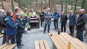 Über den neuen Rastplatz freuen sich Gemeindepräsident Gino Pauletti (rechts), Jürg Baumgartner von der Raiffeisenbank (5. von rechts) sowie die Grilleure Werner Schmid und Markus Glättli vom Gemeindebauamt. (Bild: Peter Eggenberger)