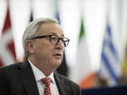 Jean-Claude Juncker spricht vor dem EU-Parlament in Strassburg - «Europa muss man lieben», sagte er. (Bild: Keystone/AP/JEAN-FRANCOIS BADIAS)