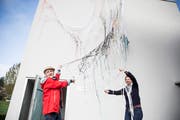 Künstlerin Vera Staub (links) und Pfarrerin Ursina Parr-Gisler beim Fixieren des Netzes. (Bild: Manuela Jans-Koch, 17. April 2019)