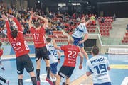 Luca Spengler (am Ball) holt mit seiner kräftigen Wurfhand zum Schuss aus. Bild: Martin Deuring (Winterthur, 16. April 2019)